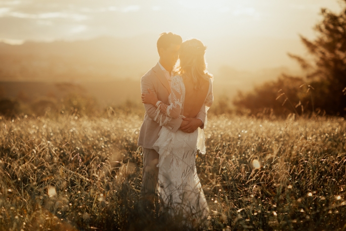 Auckand's best wedding photographer - bride & groom in field