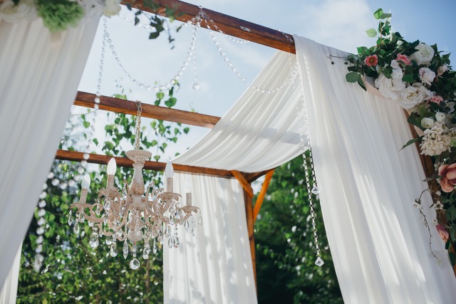 Wedding decoration ceremony Chandelier in the arch of flowers